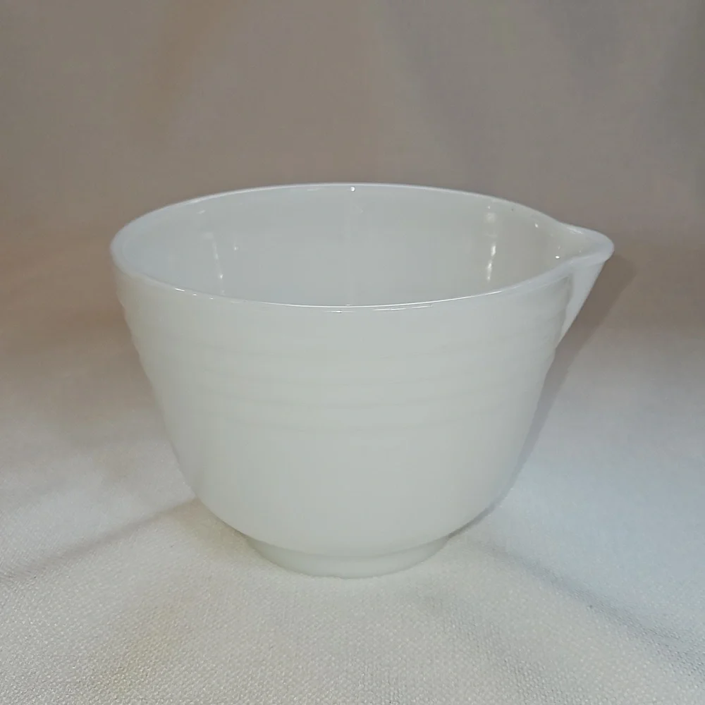 Vintage 40s PYREX Hamilton Beach White Milk Glass Mixing Bowl W/ Pour Spout  USA